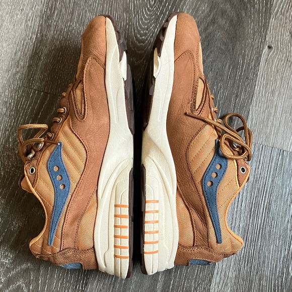 Saucony 3D Grid Hurricane
Endless Knot - Picture 6 of 17